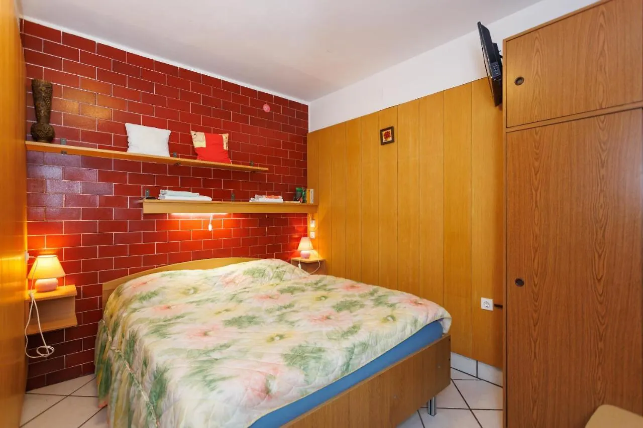 קרק Apartments Pika
